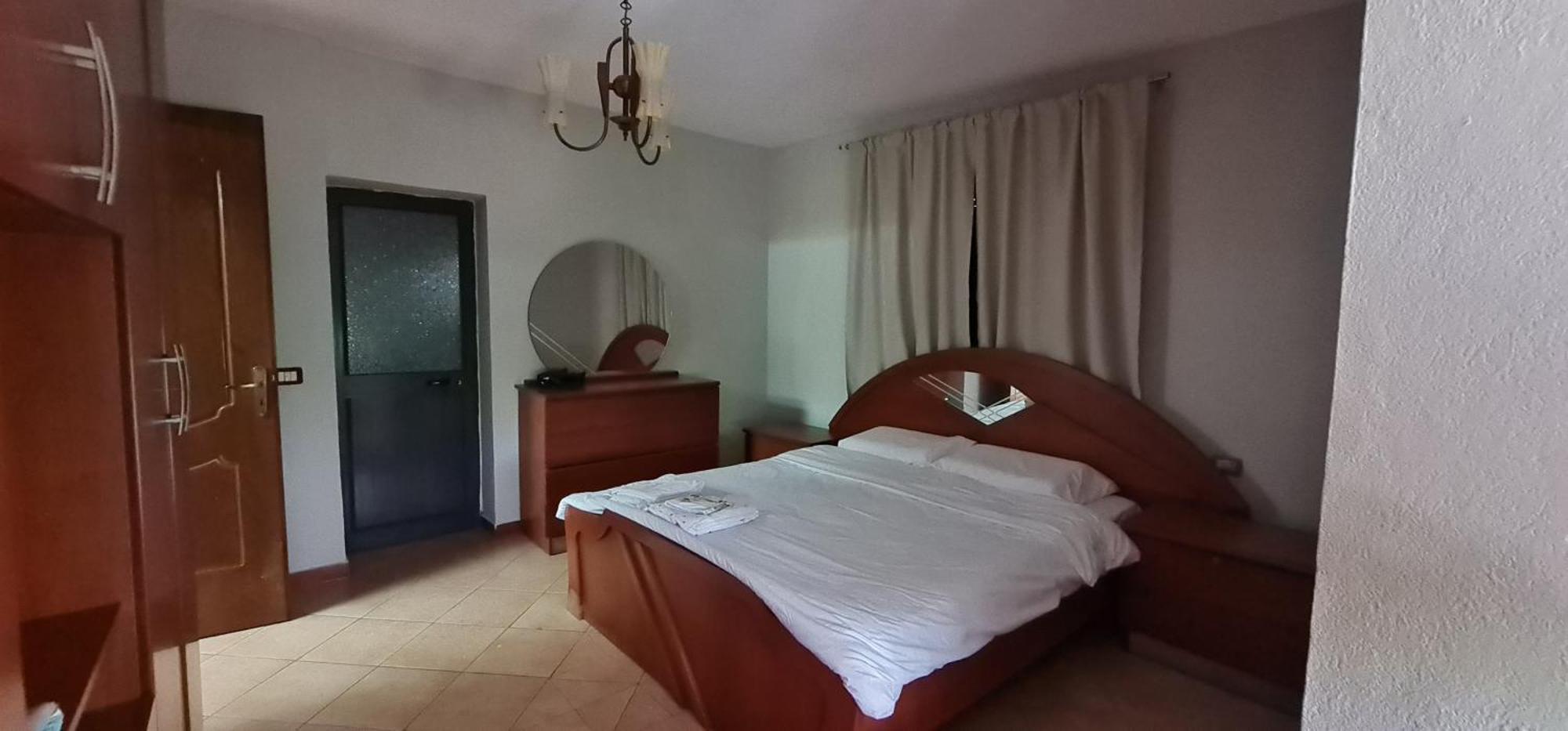Calmly, Spacious Apartment Next To Usa Embassy Тирана Стая снимка